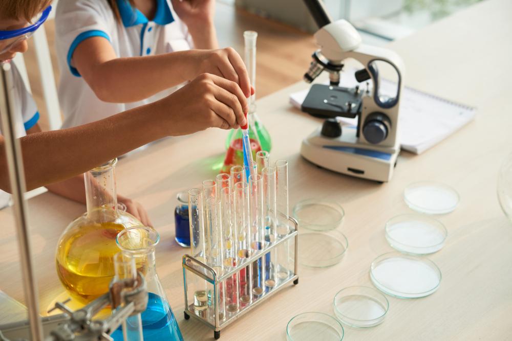 stem-lab image Children building and creating during Exploration Fridays at iBis